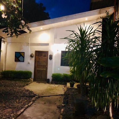 The White Bed And Breakfast Баколод Екстериор снимка