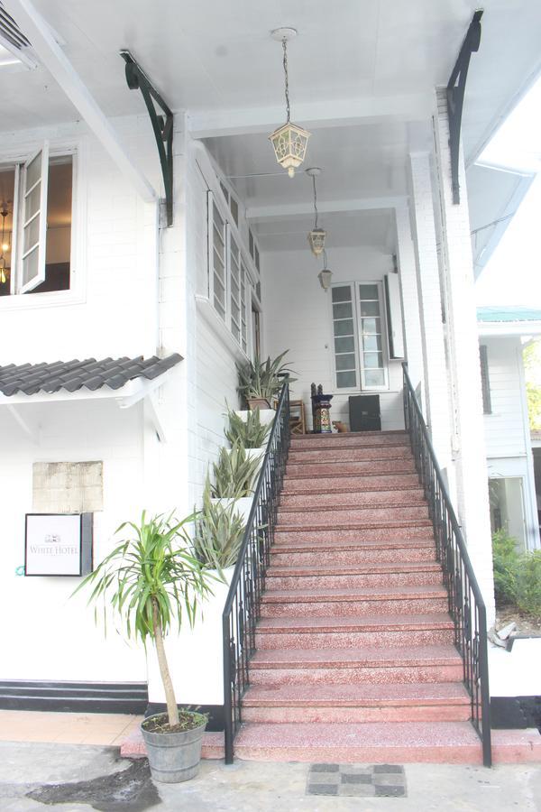 The White Bed And Breakfast Баколод Екстериор снимка